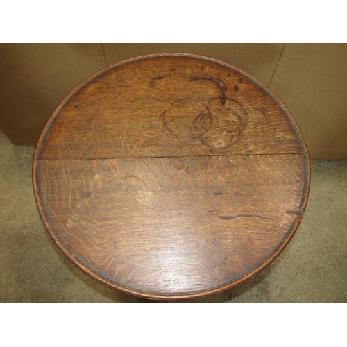 2261 - A Georgian oak countrymade circular tray snaptop occasional table raised on a turned pillar and trip... 