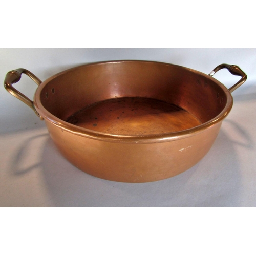 1465 - A 19th century copper flat bottomed pan with brass handles, 40cm diam, a smaller oval copper pan, a ... 