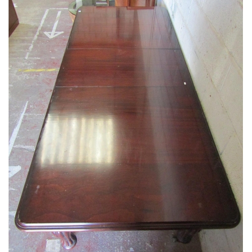 2416 - A good quality Victorian style extending mahogany dining table with single additional leaf, raised o... 