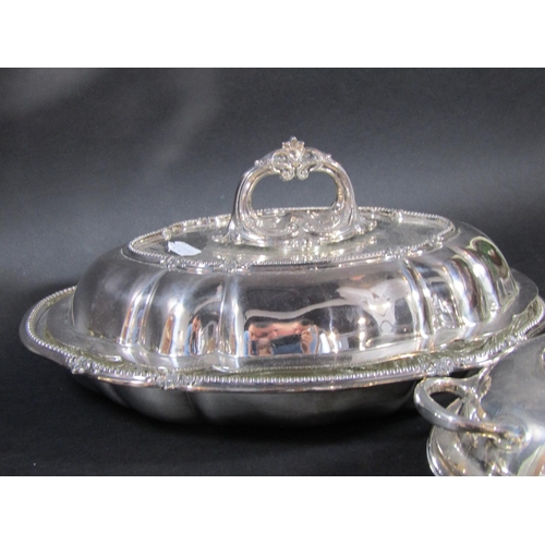 1198 - A good condition Walker & Hall Georgian style silver plated tureen with cover and removable ring, to... 