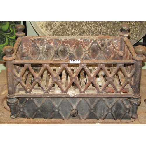 2077 - A small Regency Gothic style cast iron fire basket of rectangular form with repeating open lattice d... 