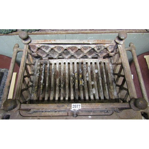 2077 - A small Regency Gothic style cast iron fire basket of rectangular form with repeating open lattice d... 