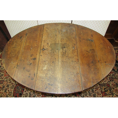 2579 - A small 18th century oak gateleg table on turned supports (lacks drawers) 90cm max