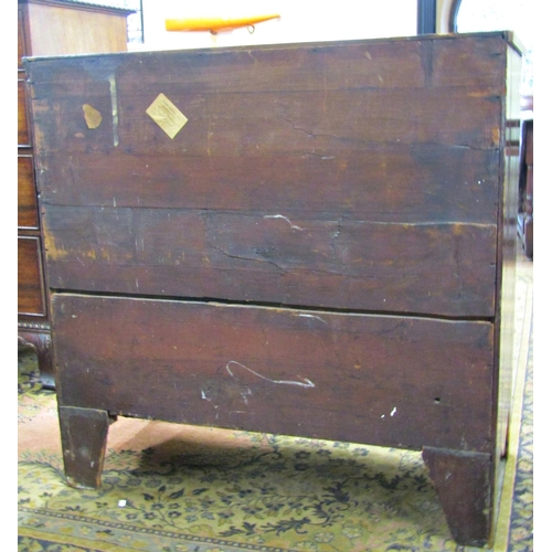 2581 - A small Georgian mahogany and pine chest of four long graduated drawers on swept supports with strin... 