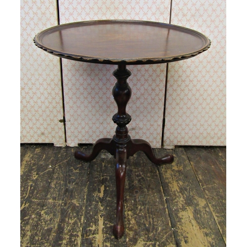 2604 - A Georgian style mahogany occasional table, the circular dished top set within a shaped outline, rai... 