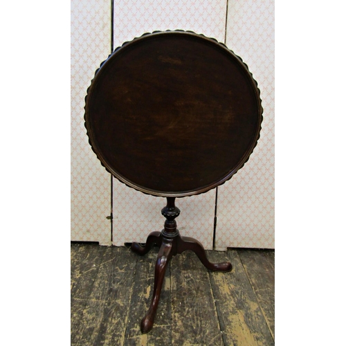 2604 - A Georgian style mahogany occasional table, the circular dished top set within a shaped outline, rai... 