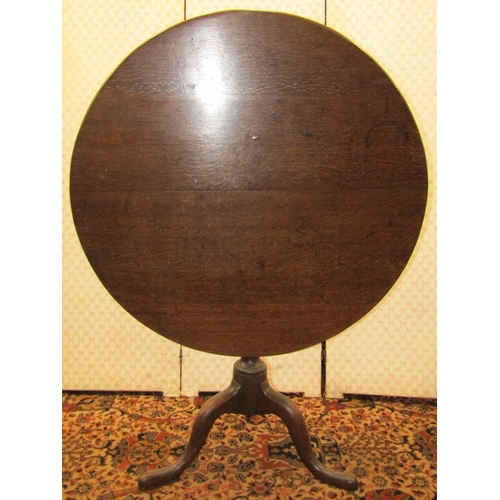 2614 - A Georgian oak snaptop table, the top raised on a vase shaped pillar and tripod, 87cm diameter