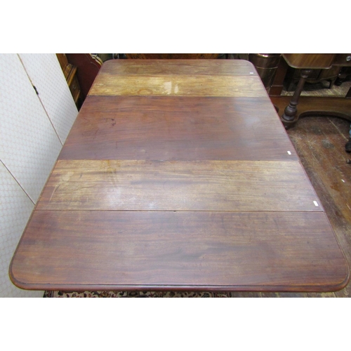 2635 - A Georgian mahogany extending drop leaf dining table, raised on four turned and fluted supports, wit... 