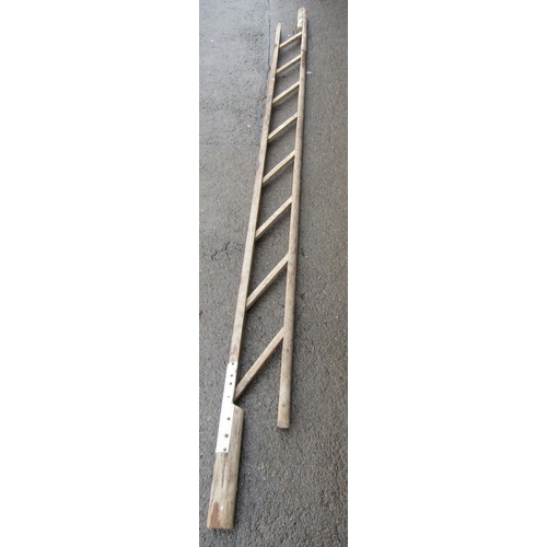 2655 - Davis's Patent One Pole library Ladder, in pine, 8cm diameter when closed, when open revealing eight... 