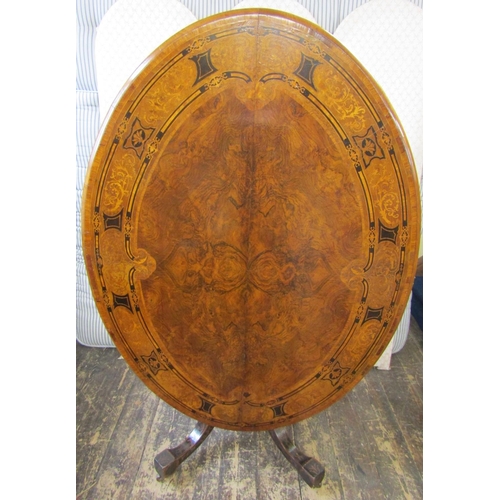 2657 - A good quality Victorian loo table, the oval top with quarter figured marquetry veneers, set within ... 