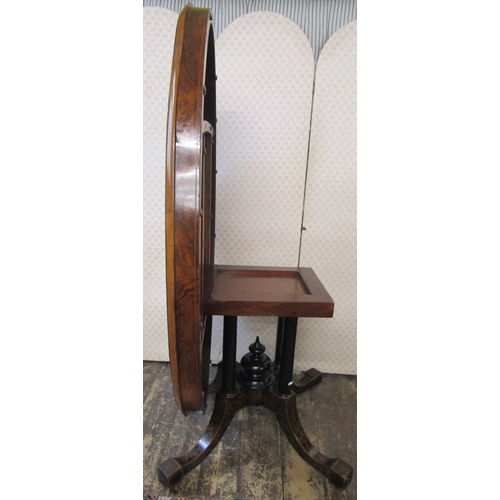 2657 - A good quality Victorian loo table, the oval top with quarter figured marquetry veneers, set within ... 