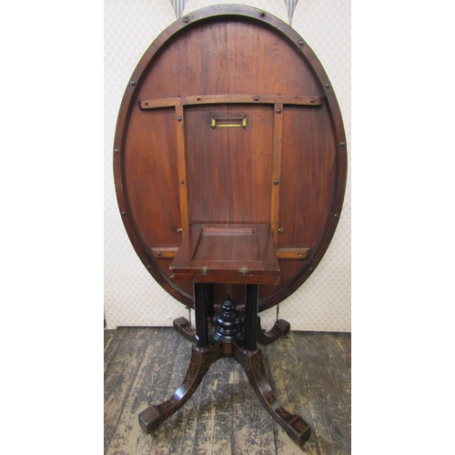 2657 - A good quality Victorian loo table, the oval top with quarter figured marquetry veneers, set within ... 