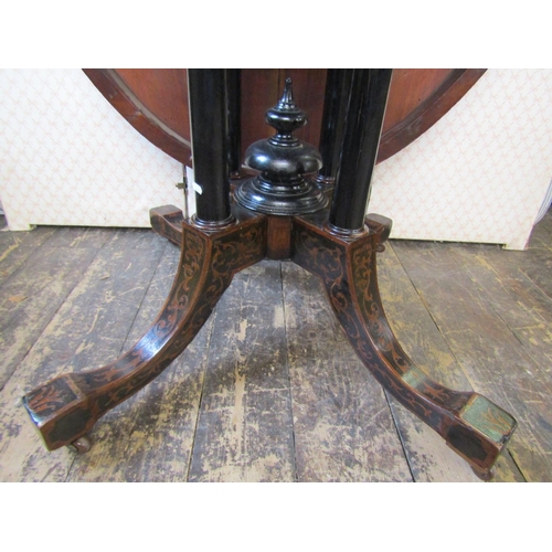 2657 - A good quality Victorian loo table, the oval top with quarter figured marquetry veneers, set within ... 