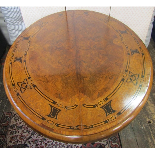 2657 - A good quality Victorian loo table, the oval top with quarter figured marquetry veneers, set within ... 