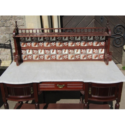 2668 - A good quality late Victorian mahogany bedroom pair, the dressing table enclosing seven drawers with... 