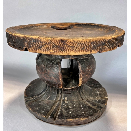 1523 - An African circular tribal hardwood Batonga stool, carved from one piece of wood 33.5 cm diam x 26.5... 