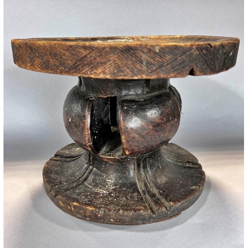 1523 - An African circular tribal hardwood Batonga stool, carved from one piece of wood 33.5 cm diam x 26.5... 