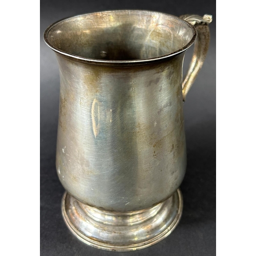 1246 - A George III silver Tankard with scrolled handle, London 1769 makers mark William Turton,13.5 cm in ... 