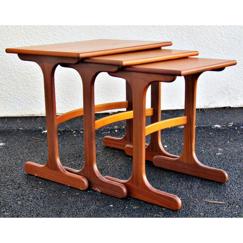 2499 - A set of three G plan graduated occasional tables in teak on central supports, 57 cm wide