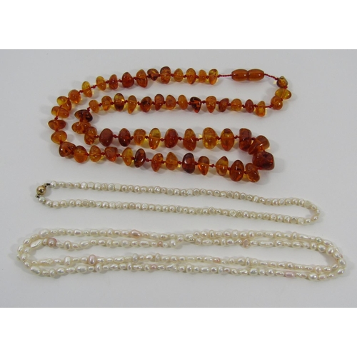 1341 - Collection of costume jewellery to include a graduated amber bead necklace, two baroque pearl neckla... 