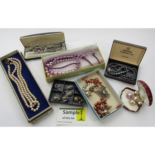 1349B - Collection of vintage costume jewellery