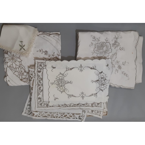 1581 - Boxful of good quality mixed table linen including a French patterned cloth 1.5x2.4m and 10 napkin s... 