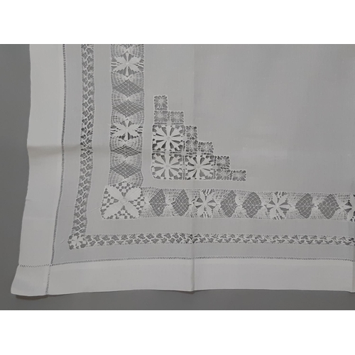 1581 - Boxful of good quality mixed table linen including a French patterned cloth 1.5x2.4m and 10 napkin s... 