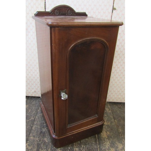 2616 - A Victorian mahogany bedroom suite comprising a small breakfront three door wardrobe with mirror pan... 