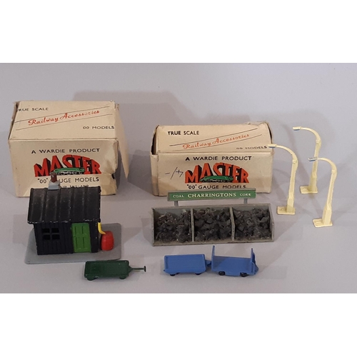 1305 - Collection of cast metal railway modelling miniatures including platform figures, seating, lamp post... 