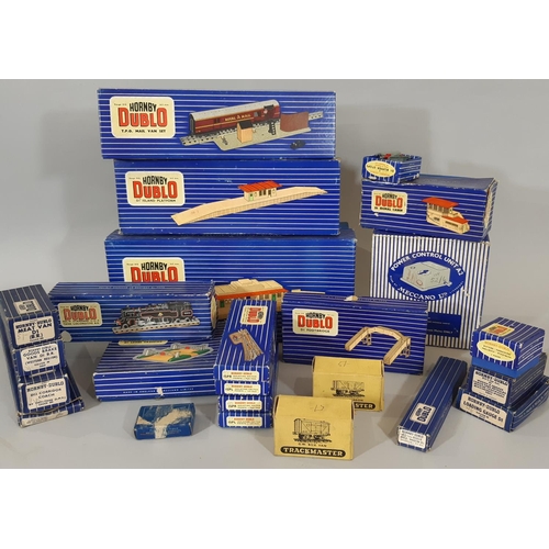 1307 - Collection of Hornby Dublo railway modelling items comprising Hornby Dublo 2-6-4 Tank Locomotive EDL... 