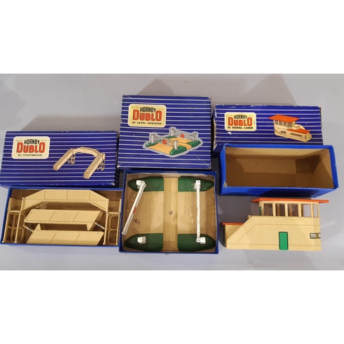 1307 - Collection of Hornby Dublo railway modelling items comprising Hornby Dublo 2-6-4 Tank Locomotive EDL... 