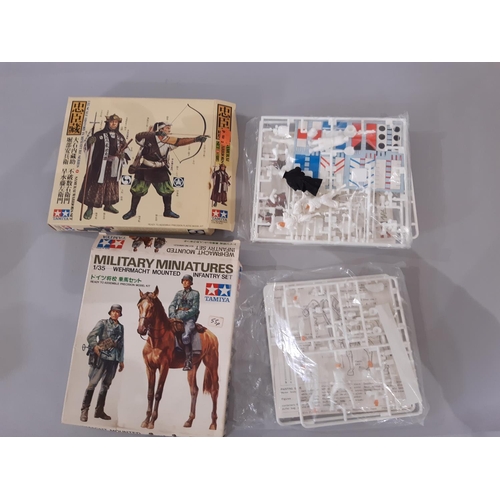 1280 - Boxful of started and un-started modelling kits, mainly historical mounted military figures includin... 