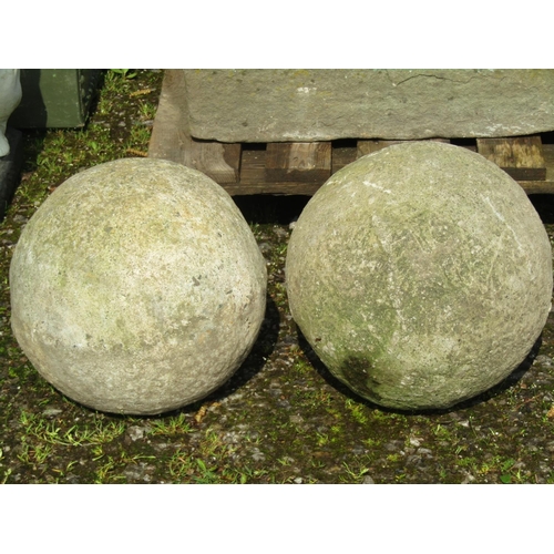 210 - A pair of weathered heavy solid cast composition stone sphere pier finials 30 cm diameter approximat... 