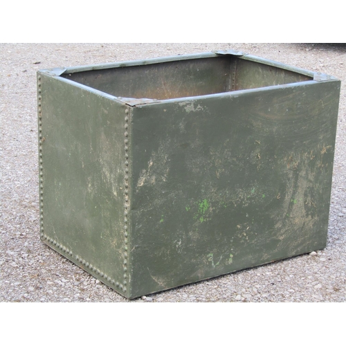 213 - A green painted heavy gauge galvanised steel rectangular water tank with pop riveted seams 95 cm lon... 