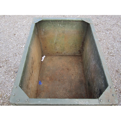 213 - A green painted heavy gauge galvanised steel rectangular water tank with pop riveted seams 95 cm lon... 