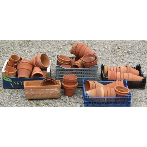 166 - Approximately 80 small terracotta flower pots, the largest examples 15 cm in diameter x 13 cm high