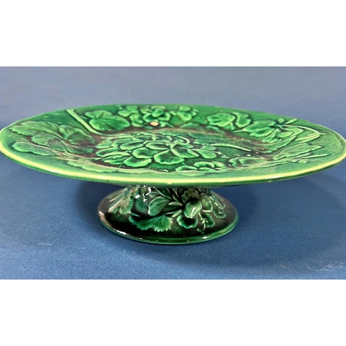 2119 - A collection of 19th century green leaf patterned dishes and further 19th century plates, and a WH G... 