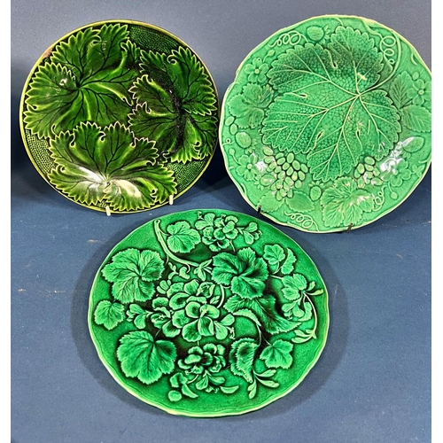 2119 - A collection of 19th century green leaf patterned dishes and further 19th century plates, and a WH G... 