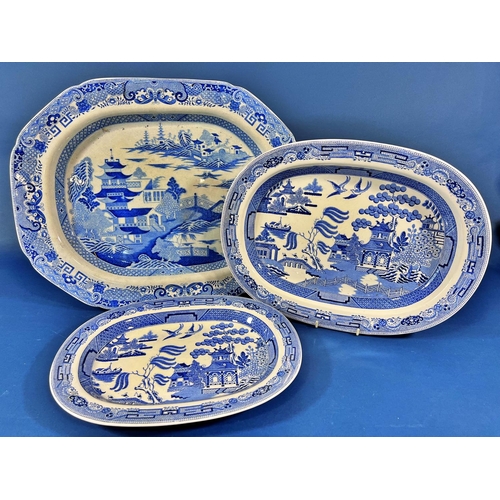 2123 - A large 19th century Pearlware meat dish, with a chinoiserie landscape pattern and two further gradu... 