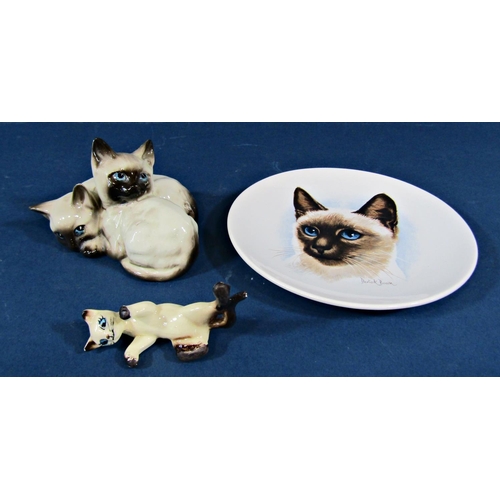 2099 - A collection of ceramic cats to include Beswick Siamese casts in various poses, a grey Winstanley ca... 