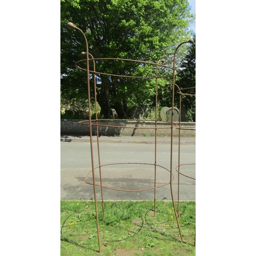 708 - A large good quality weathered heavy gauge iron work obelisk of simple rod and ring construction wit... 