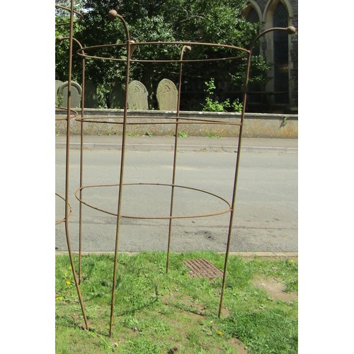 709 - A large good quality weathered heavy gauge iron work obelisk of simple rod and ring construction wit... 