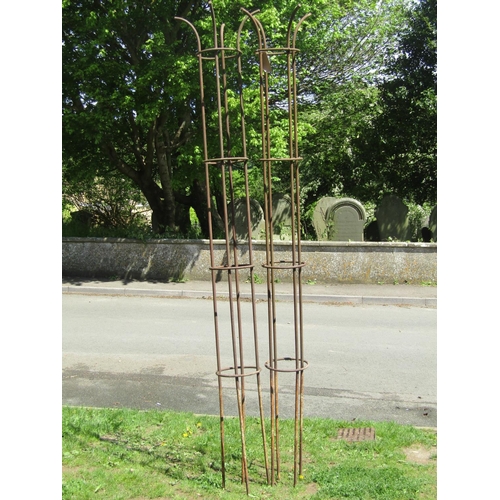 705 - A pair of good quality heavy gauge iron work garden obelisks of simple rod and ring construction, 27... 