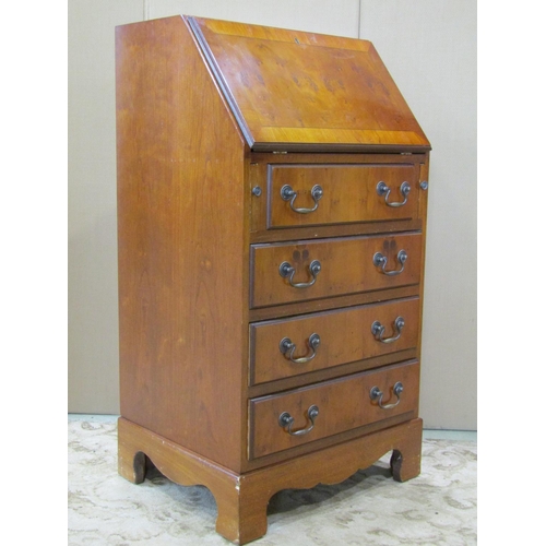 3117 - A small Georgian style writing bureau with yew wood veneers (supports) 55 cm wide