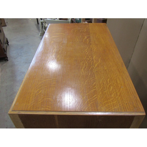 3130 - A mid 20th century oak veneered upright tower of six drawers on swept supports 85 cm wide