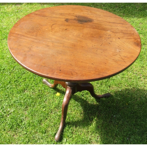 3556 - A Georgian mahogany snaptop table, the circular top 77cm diameter, raised on a tapering column and t... 