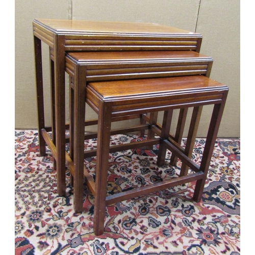 3605 - A nest of three simple mahogany occasional tables on moulded supports, 53 cm wide and smaller, toget... 