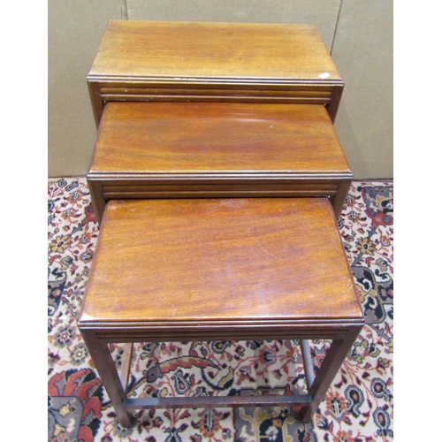 3605 - A nest of three simple mahogany occasional tables on moulded supports, 53 cm wide and smaller, toget... 