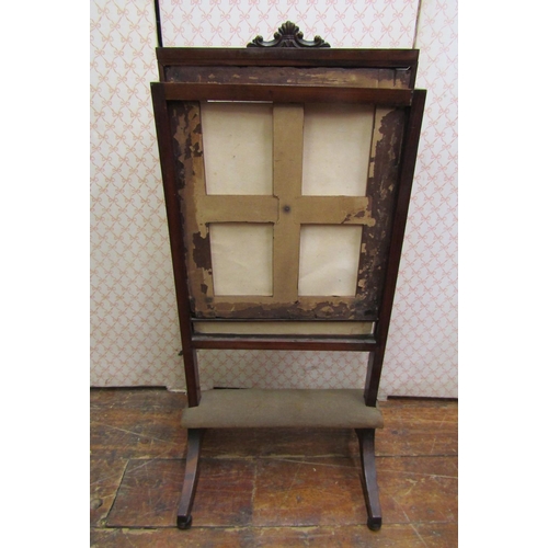 3619 - A small Georgian mahogany firescreen with rising panel and drop shelf raised on swept supports