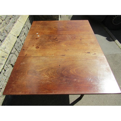 3082 - A Georgian mahogany cottage drop leaf dining table with square taper legs